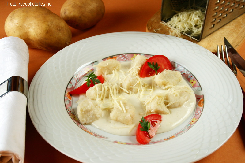 <!--:hu-->Krumplinudli sajtmártással<!--:-->