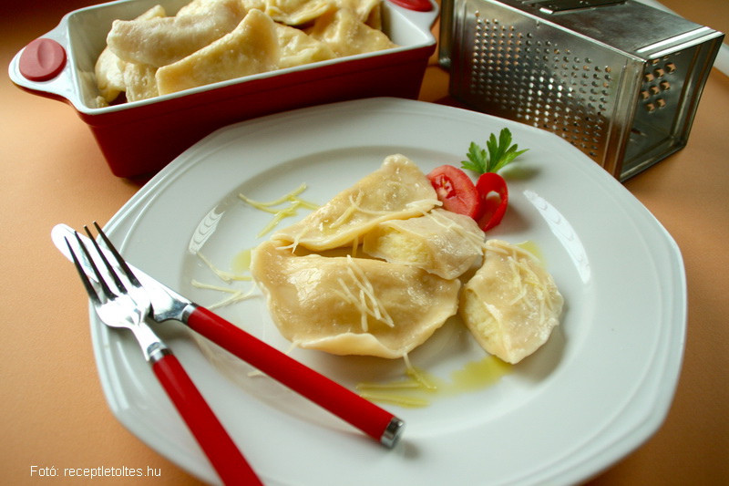 <!--:hu-->Lengyel krumplis sajtos pirog<!--:-->
