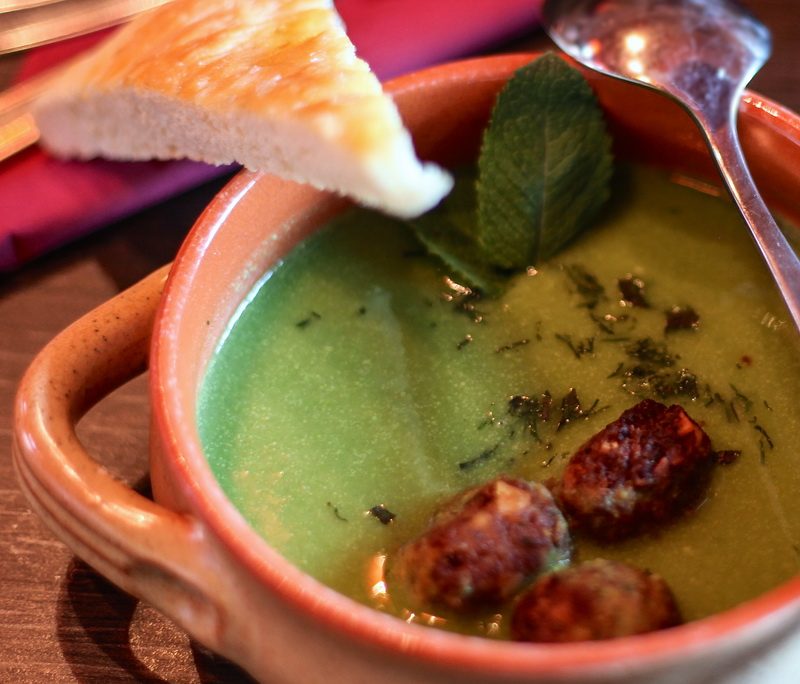 <!--:hu-->Mentás zöldborsókrémleves, sült mandulás pulykagolyókkal – készítette Kiripolszki István mesterszakács <!--:-->