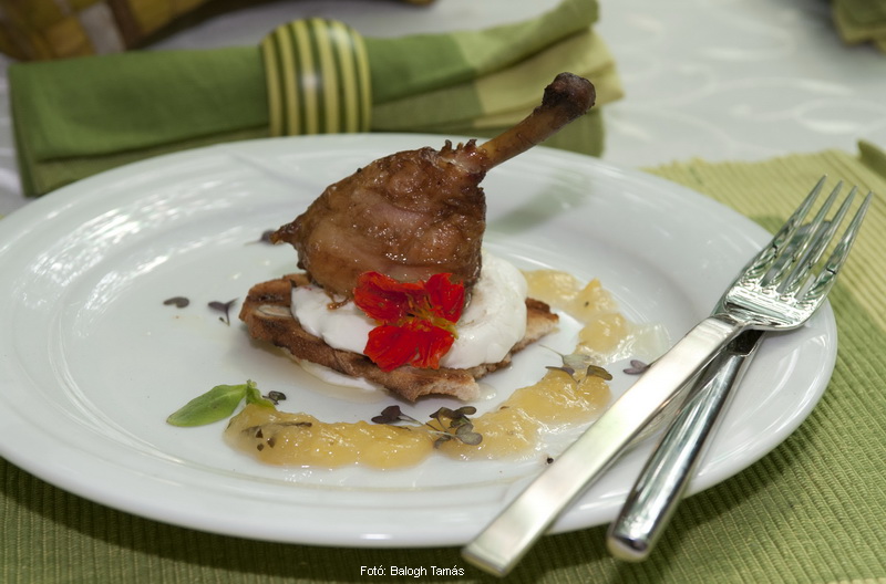<!--:hu-->Mogyorófán füstölt csirkecomb, tárkonyos ananásszal, mogyorós kenyérrel, fűszeres joghurttal  –  készítette Varga Zoltán és Dunszt Zsolt<!--:-->
