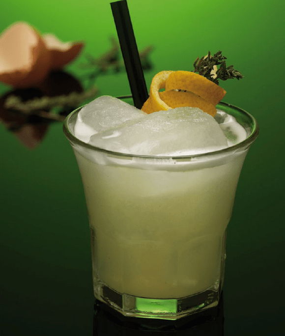 <!--:hu-->Silver kakukk sour – készítette Galambos Péter bármixer <!--:-->