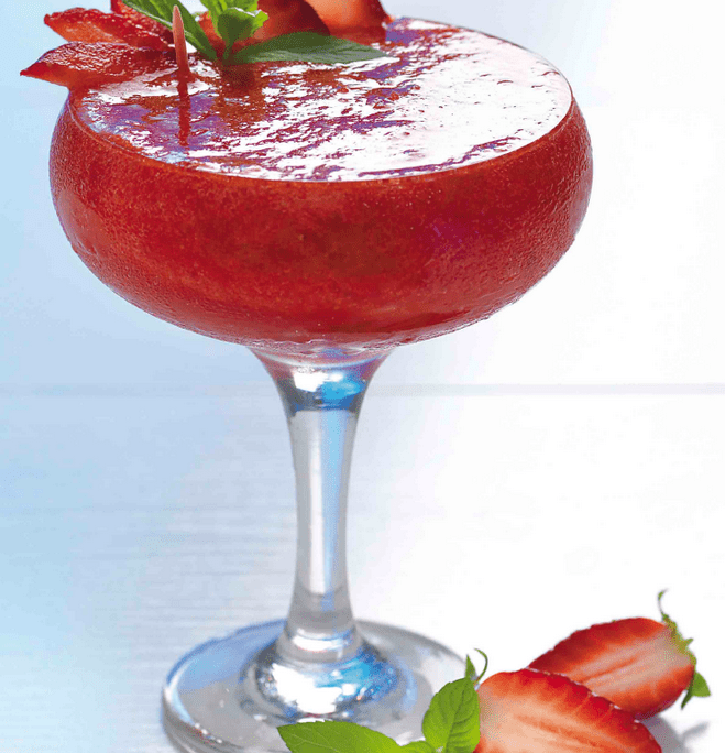 <!--:hu--> Strawberry daikiri koktél- készítette Galambos Péter bármixer<!--:-->