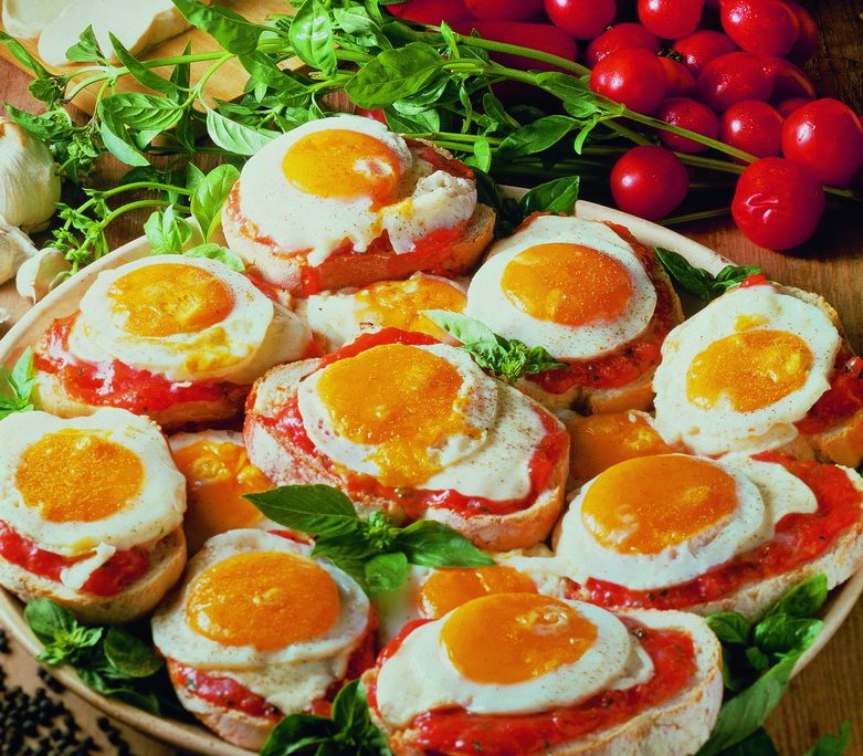 <!--:hu-->Szendvics bazsalikomos paradicsommal, tükörtojással<!--:-->