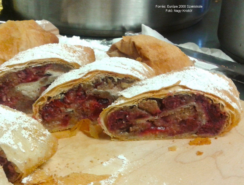 <!--:hu-->Szilvás, meggyes rétes – készítette Niki Balogh<!--:-->