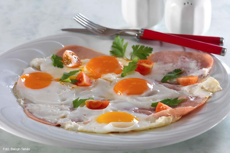 <!--:hu-->Tálon sült tojás sonkával (ham end eggs)<!--:-->