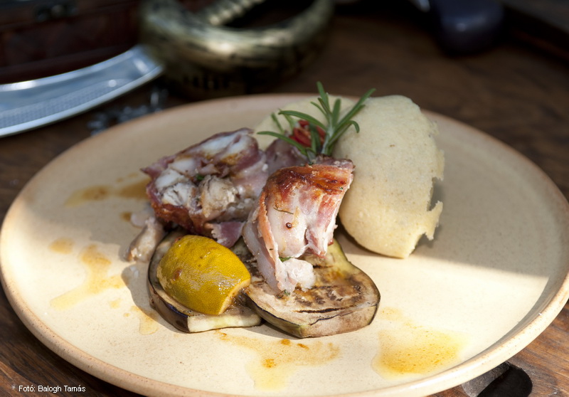 <!--:hu-->Zöldfűszeres harcsa szalonnába göngyölve, cukkinifelfújttal és grillezett padlizsánnal  –  készítette a Fulton kalóztanya csapata, Belme Zsolt és Ambró Zoltán<!--:-->