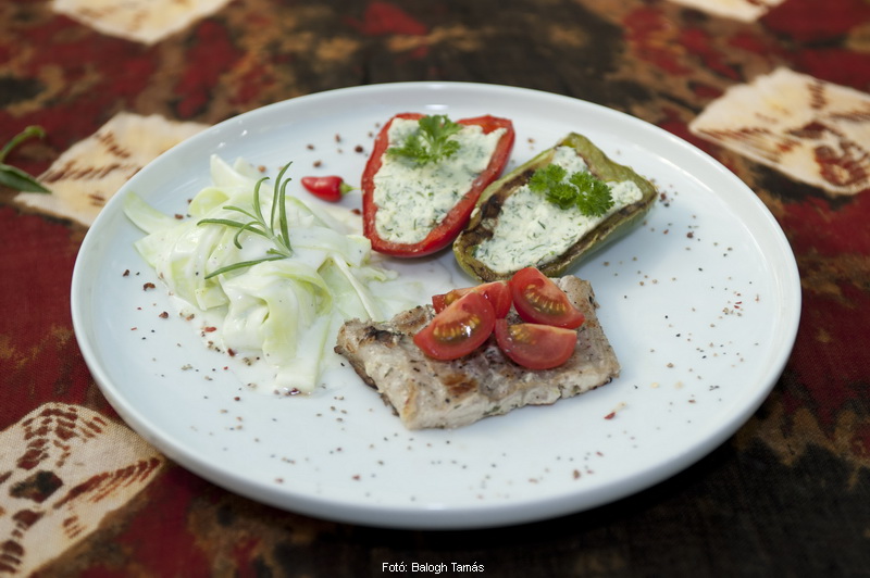 <!--:hu-->Zöldfűszeres joghurtban érlelt harcsaszték, juhtúróval töltött paprikával  –  készítették a Kulináris betyárok<!--:-->