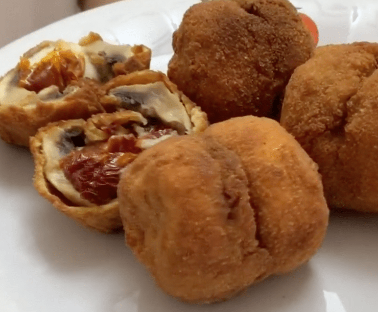 <!--:hu-->Mozzarellával és aszalt paradicsommal töltött rántott gomba – készült az OnLive© főzőiskolában<!--:-->