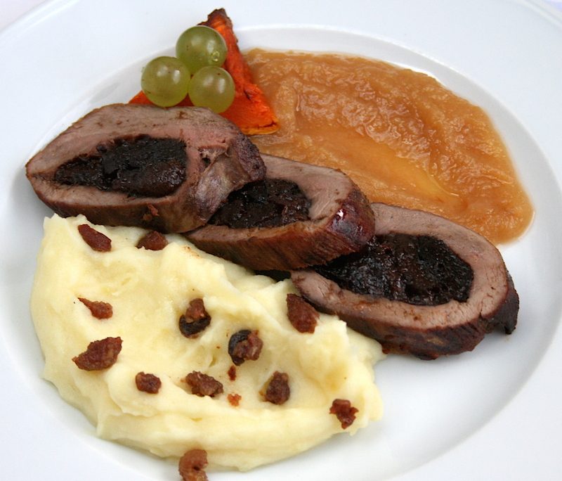 <!--:hu-->Aszalt szilvával töltött libamell sültalmapürével és libatöpörtyűs krumplipürével<!--:-->