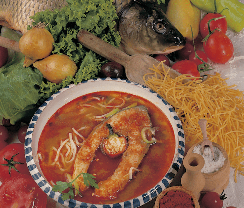 <!--:hu--> Bajai halászlé II. – dr. Vörös Róbert aranyérmes halfőzőmester receptje<!--:-->