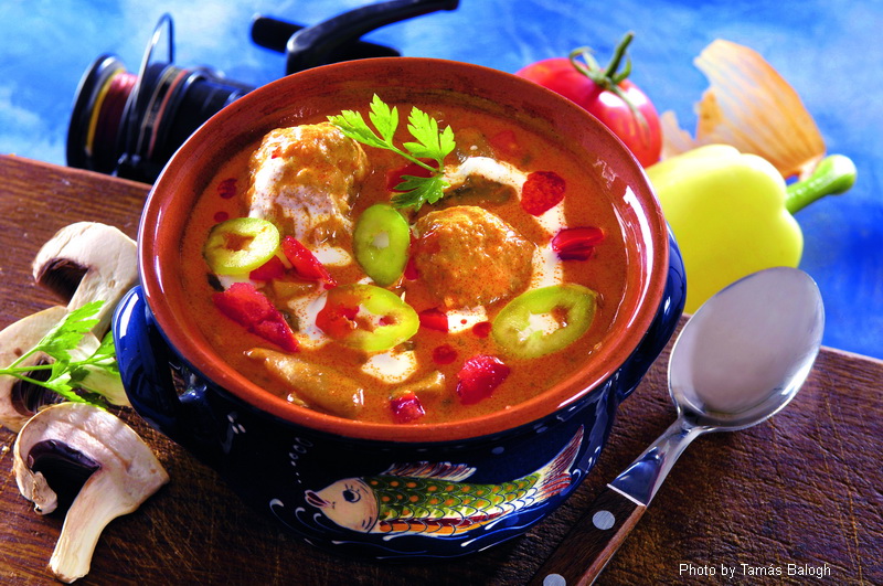 <!--:it-->Brodo con polpettine di pesce alla Bakony – (bakonyi halgombócleves)<!--:-->