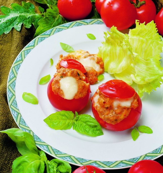 <!--:hu-->Bazsalikomos hússal töltött paradicsom<!--:-->