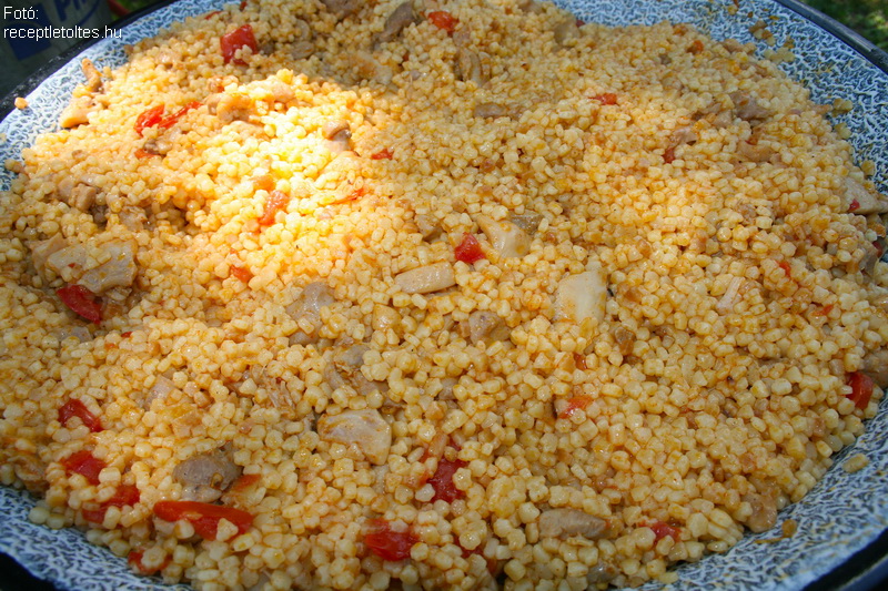 <!--:hu-->Tarhonyás hús csirkéből, bográcsban<!--:-->