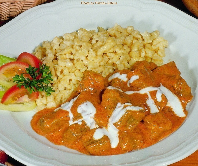 <!--:es-->Guisado de ternera en salsa al pimentón – (Borjúpörkölt – paprikás) <!--:-->