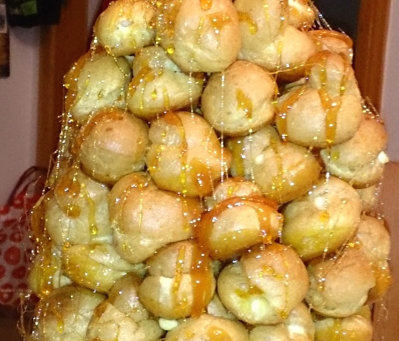 Croque en bouche (karamellás, vaníliakrémes fánktorony) – készítette Pintér Brigitta