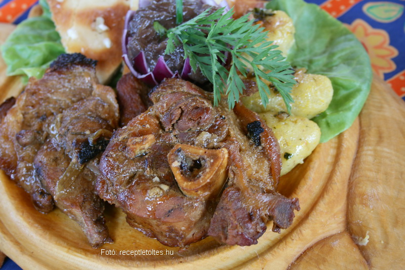 <!--:hu-->Mézes mustáros pácban érlelt sertéscsülök lilahagyma-lekvárral, puliszkával, töki pompossal  –  készítette a Füzesabony kertbarátkör, Nagy Gyula vezetésével<!--:-->