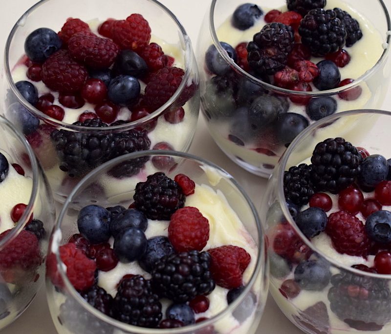 <!--:hu-->Fehércsokoládé-krém nyári gyümölcsökkel – készült az OnLive© főzőiskola 33. adásában<!--:-->