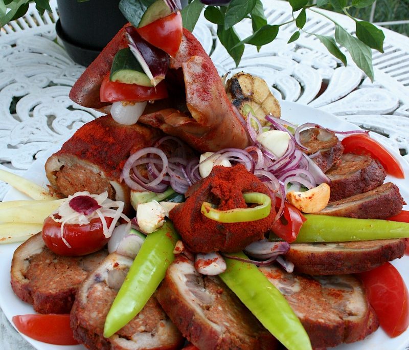 <!--:hu-->Fokhagymás, töltött malacfej – készítette Opóczky Sándor mesterszakács<!--:-->