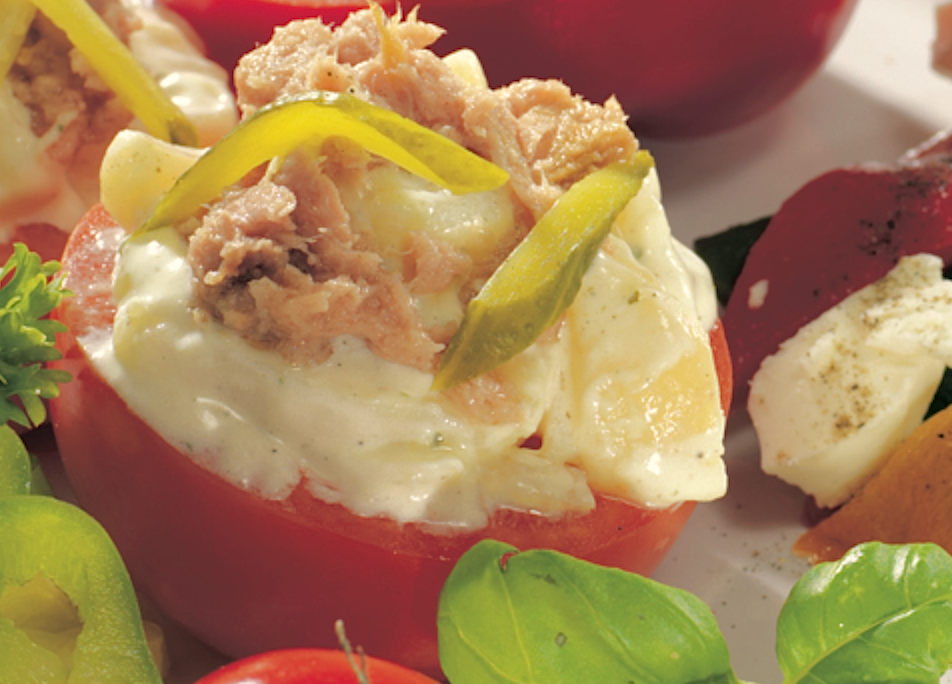 <!--:en--> Tomatoes Stuffed with Fish Salad – (Halsalátával töltött paradicsom)<!--:-->