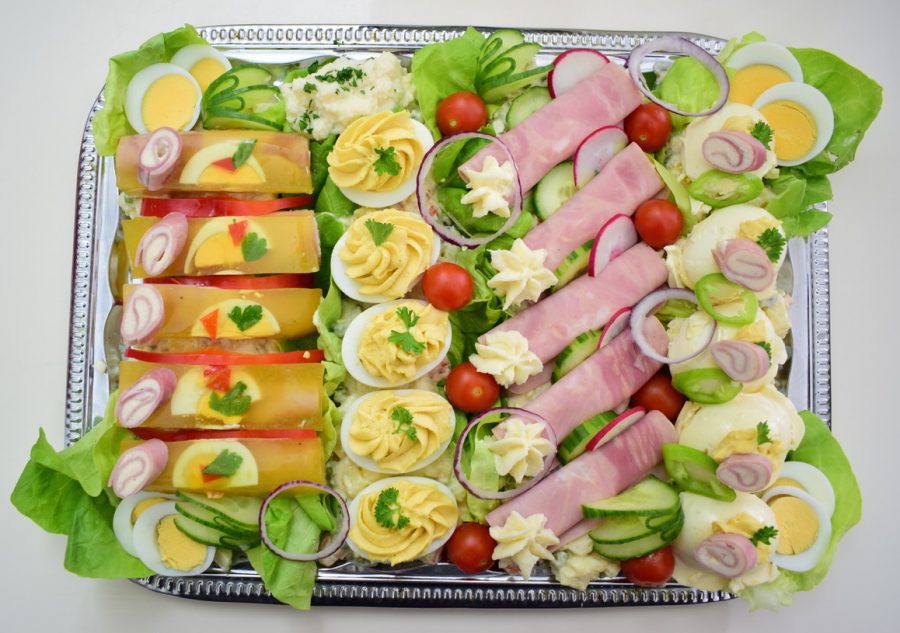 <!--:hu-->Húsvéti hidegtál (kétféle kaszinótojás és kétféle tormakrémes sonkatekercs, franciasaláta, burgonyasaláta)  – készült az OnLive© főzőiskola 19. adásában<!--:-->