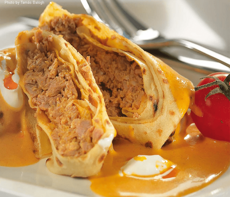 <!--:es--> Crepe con carne a la Hortobágy (Hortobágyi húsos palacsinta)<!--:-->
