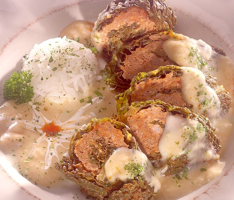 <!--:hu-->Húsos töltött keltekercs hagymás sajtmártásban<!--:-->