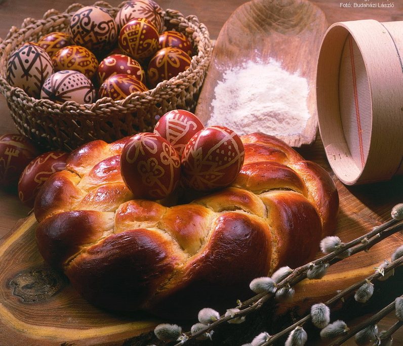 <!--:hu-->Húsvéti „kalácskoszorú”<!--:-->