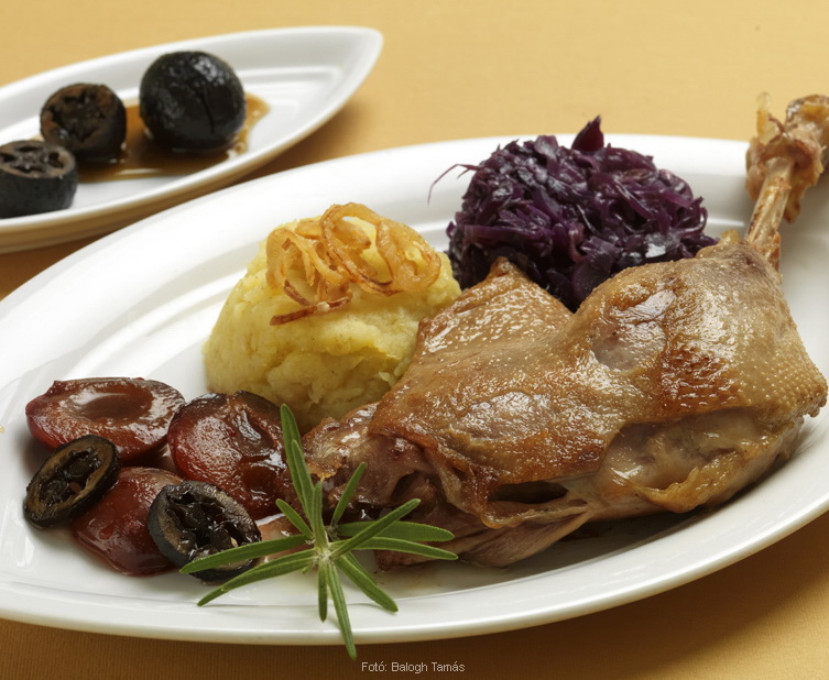 <!--:hu-->Lábasban konfitált fokhagymás libacombok<!--:-->