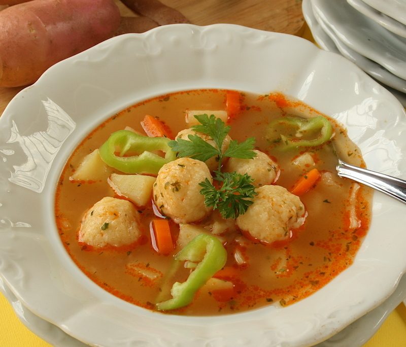 <!--:hu-->Magyaros újburgonyaleves sajtgombóccal – készült az OnLive© főzőiskola 58. adásában<!--:-->