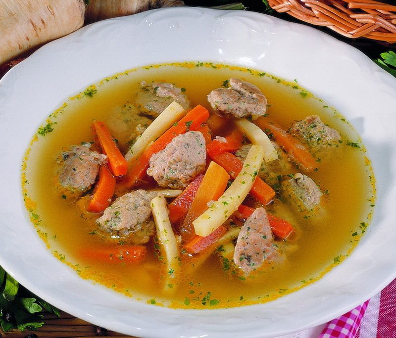 <!--:es--> Sopa de albóndigas de hígado – (Májgaluskaleves)<!--:-->