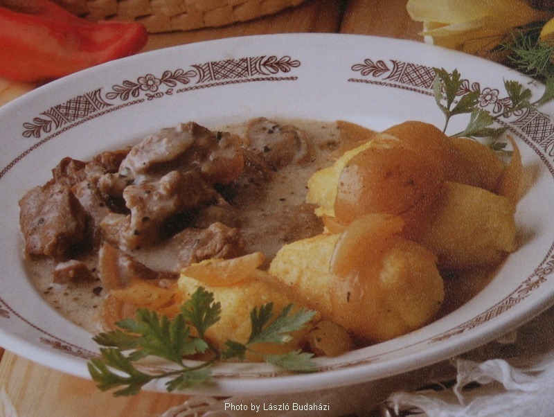 <!--:es--> Estofado de cordero a la mejorana con polenta encebollada – (Majorannás báránytokány hagymás puliszkával)<!--:-->