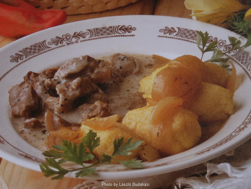 <!--:it-->Agnello alla maggiorana con polenta alle cipolle – (majorannás báránytokány hagymás puliszkával)<!--:-->