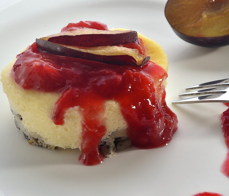 <!--:hu--> Mákos guba sajttortácska, szilvaöntettel – a Budapest Cheesecake receptverseny győztes kreációja, készítette Teller Zsuzsa<!--:-->