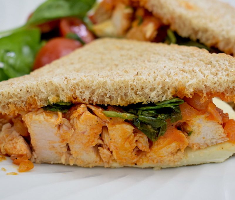 <!--:hu-->Mozzarellás, paradicsomos csirkés szendvics – készült az OnLive© főzőiskolában<!--:-->