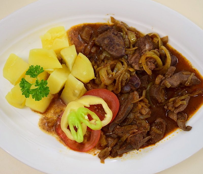 <!--:hu-->Pirított sertésmáj vagy csirkemáj (resztelt máj) sós burgonyával – készült az OnLive© főzőiskolában<!--:-->