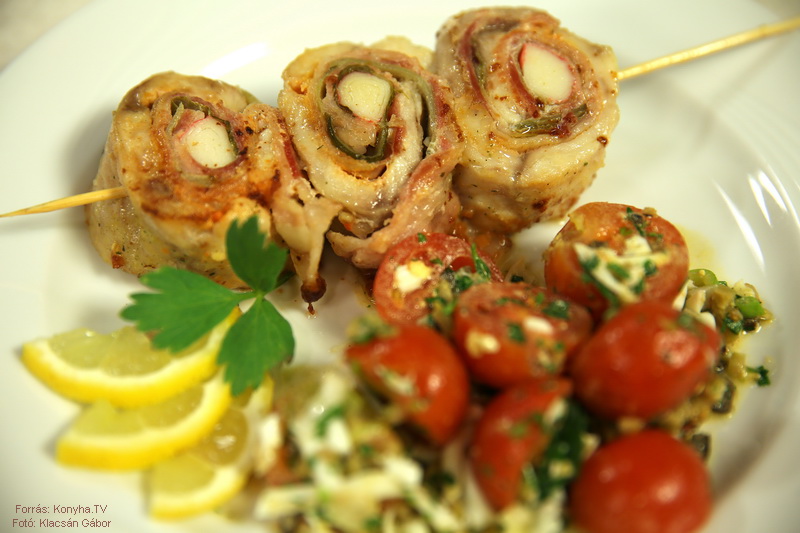 <!--:hu-->Rákkal töltött harcsatekercs nyárson, olívás koktélparadicsom salátával<!--:-->