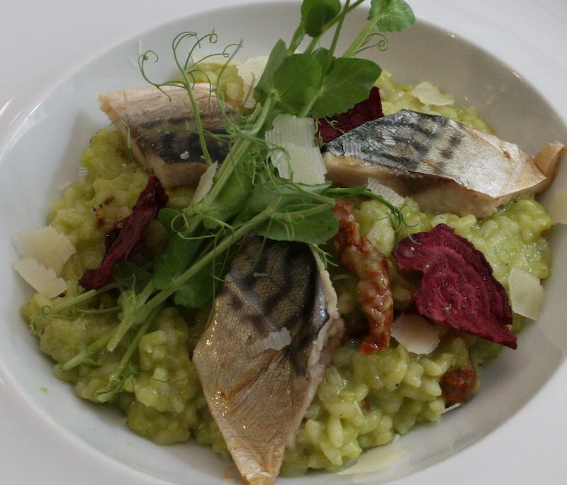 <!--:hu-->Zöldborsós zöld rizottó füstölt makrélával és céklacsipsszel – készítette Horváth Erzsébet (Böbe) mesterszakács<!--:-->