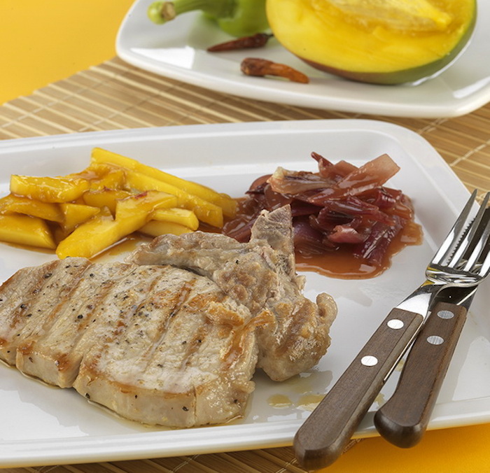 <!--:hu-->Roston sült sertéskotlett édes savanyú mangóval és glasszírozott (fényezett) lila hagymával – készült az OnLive© főzőiskola 64. adásában<!--:-->