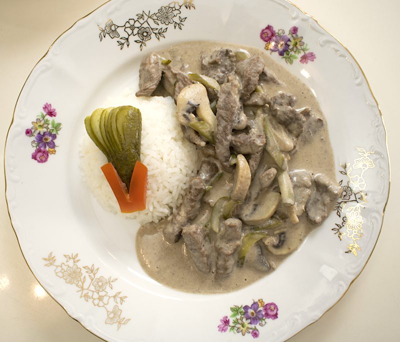 <!--:hu-->Sztroganov (Sztroganof) marhatokány párolt rizzsel – készült az OnLive© főzőiskola 9. adásában <!--:-->