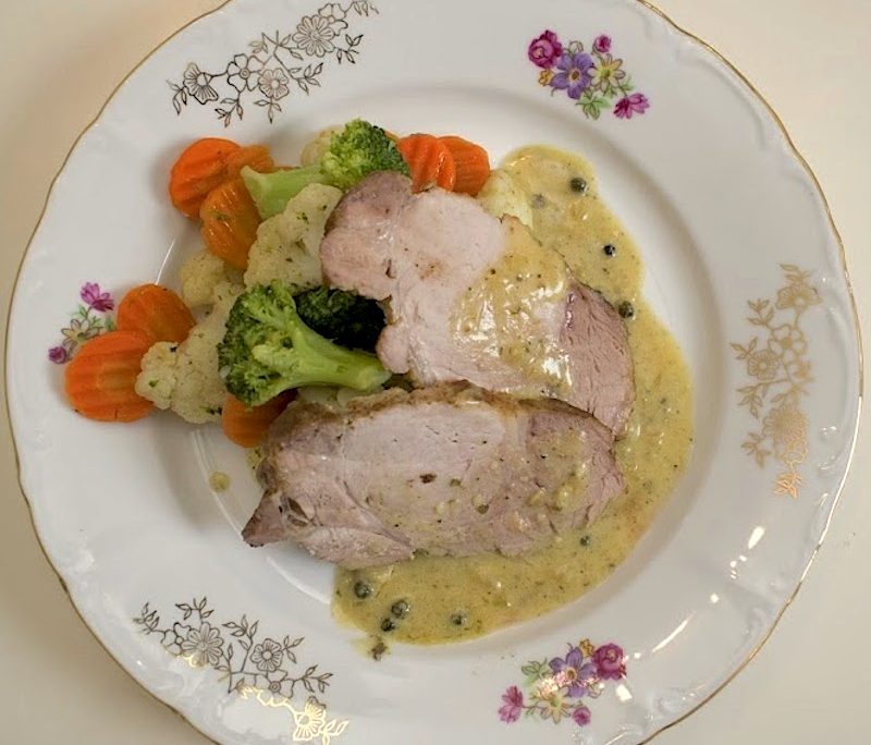 <!--:hu-->Egészben sült sertéstarja zöldborsmártással, vajas zöldségekkel <!--:-->