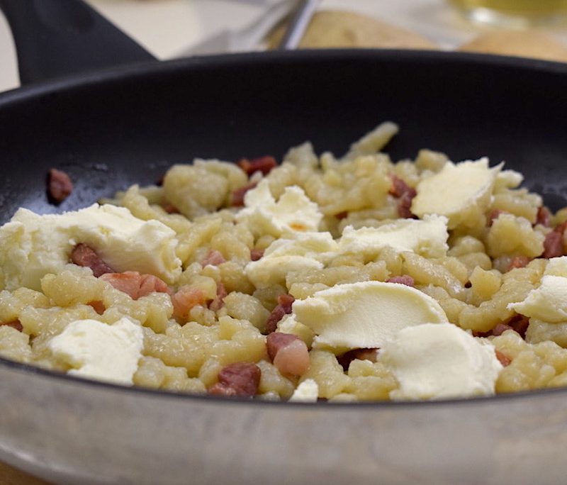 <!--:hu-->Szalonnás, juhtúrós sztrapacska – készült az OnLive© főzőiskolában<!--:-->