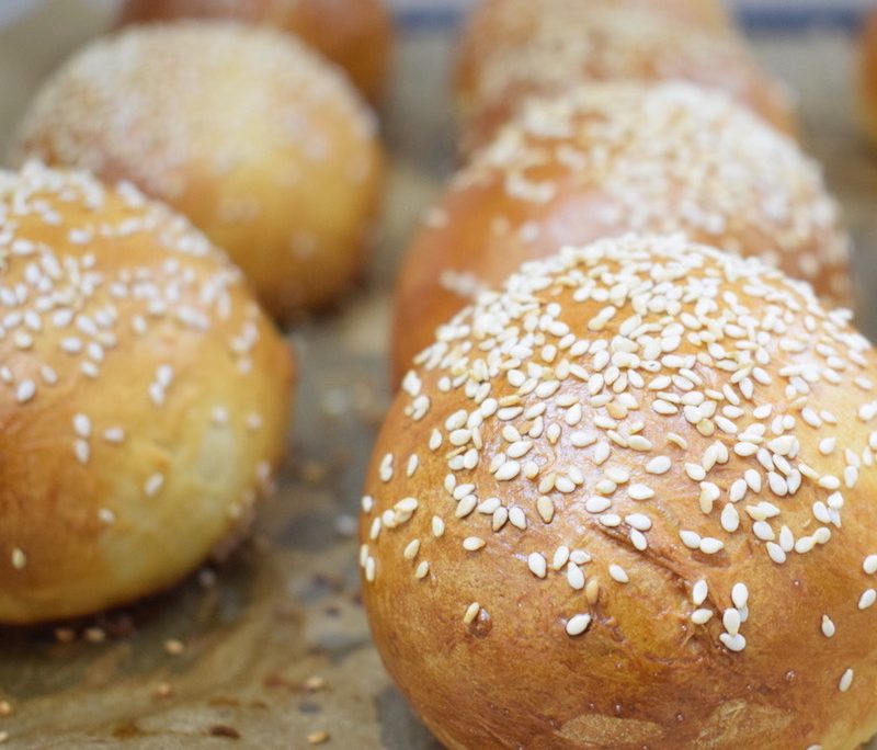 <!--:hu-->Szezámmagos hamburgerbuci, azaz puffancs – készítette Kobela Lehel<!--:-->