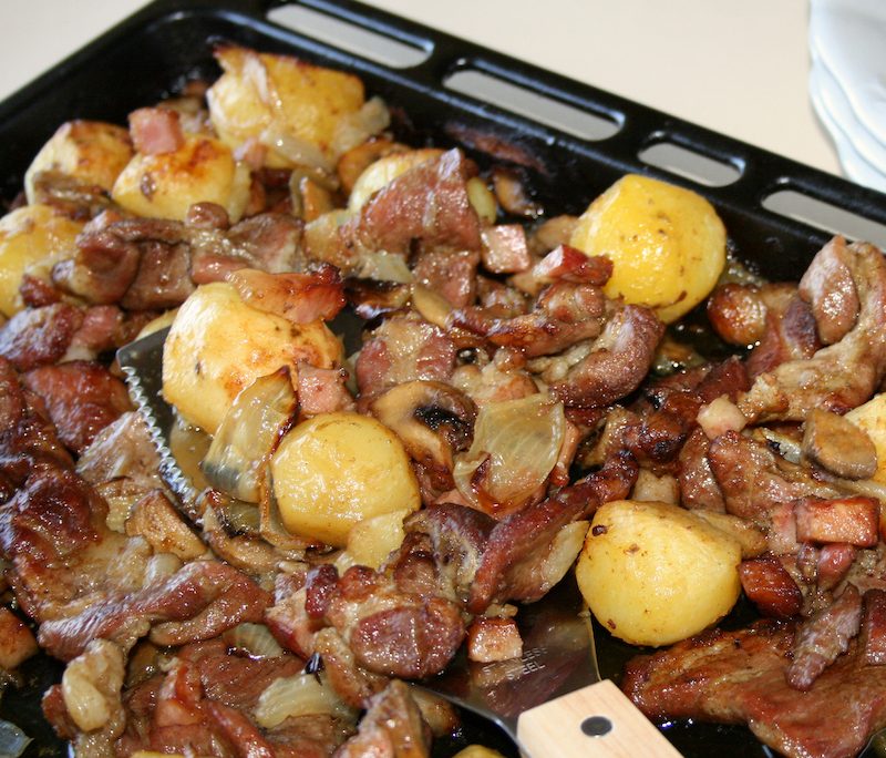<!--:hu-->Tepsis tarja szalonnás, gombás újkrumplival<!--:-->
