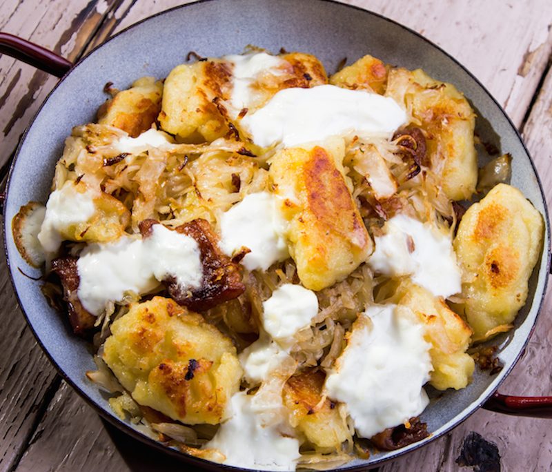 <!--:hu-->Töpörtyűs, savanyú káposztás dödölle  –  készítette Prikryl József mesterszakács<!--:-->