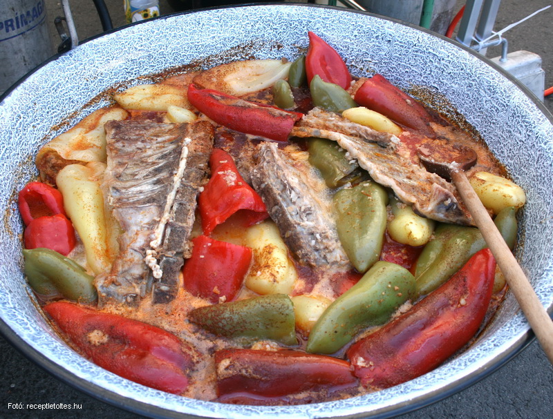 <!--:hu-->Trikolor töltött paprika – készítette az Amatőr királyi szakácsklub, Bojtor Tibor királyi főszakács és Szabó Mária királyi szakács<!--:-->