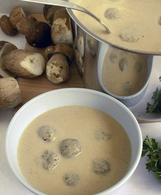 <!--:hu-->Vargányakrémleves rizikegombóccal  –  készítette Csigó János mesterszakács<!--:-->