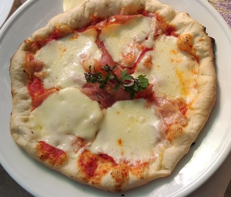 <!--:hu-->Vékony tésztás pizza KemenceMánia módra – Kakuk Szabolcs receptje – készült az OnLive© főzőiskola 43. adásában<!--:-->