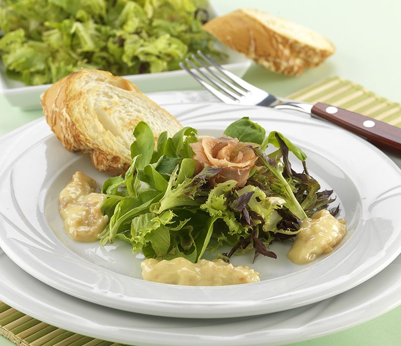 <!--:hu-->Zöldsaláta lazacos öntettel<!--:-->