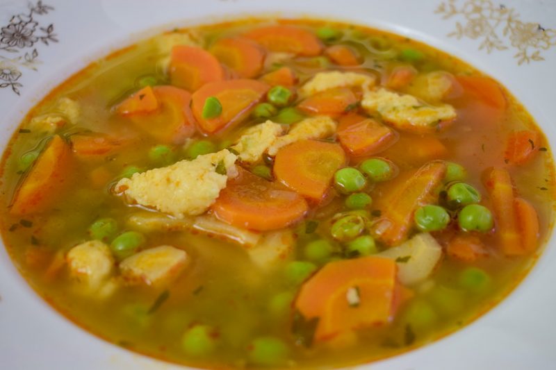 <!--:hu-->Magyaros zöldborsóleves csurgatott tésztával – készült az OnLive© főzőiskola 14. adásában<!--:-->