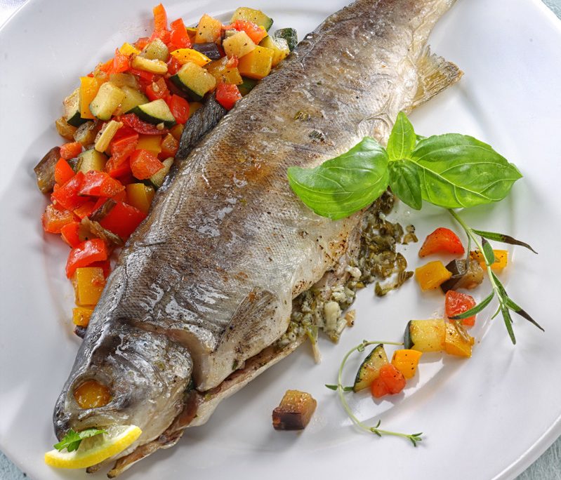 <!--:hu-->Zöldfűszerekkel és fokhagymával töltött pisztráng, fehérboros zöldségraguval<!--:-->